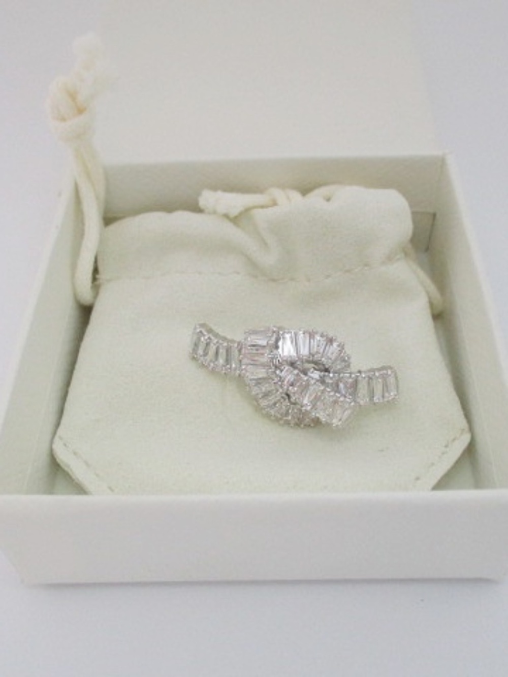 SWAROVSKI - Matrix Tack Knot Pin - Baguette Cut
